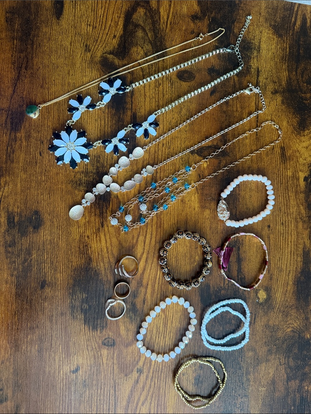 13 pieces of Women’s pre owned mixed gold tone costume jewelry good condition
